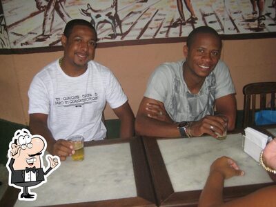 Sente em uma das mesas no Café e Bar Orquídea