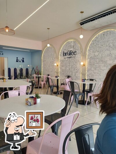 Veja imagens do interior do Café Brulèe