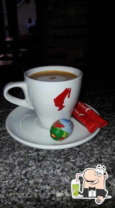 Vai a provare le tante cose da bere disponibili dal caffè bar Caffe bar "Tina"