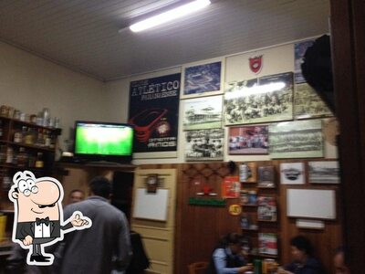 Sente em uma das mesas no Bar do Toninho