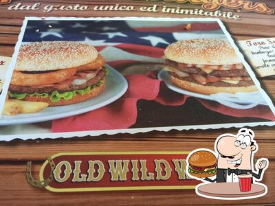 Ordina un hamburger al ristorante Old Wild West