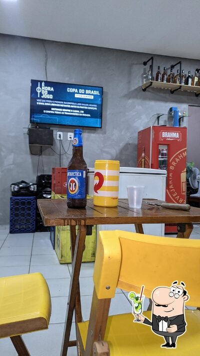 Batista bar serve uma seleção de drinques