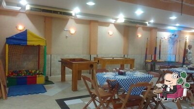 Sente em uma das mesas no Rodizio Herois em Festas