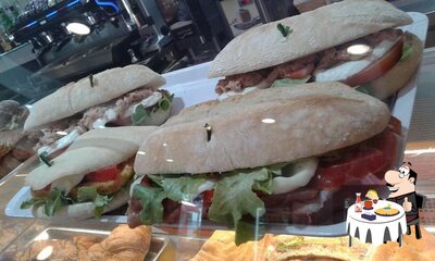Prenditi un hamburger alla pasticceria Mi Vido