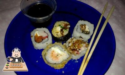 Rolos de sushi são servidos no Kisushi
