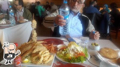 Installez-vous à l'une des tables de Café IBTISSAMA Mehdia