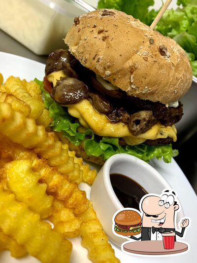 Experimente um dos hambúrgueres servidos no Serranos Burguer & Lounge