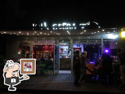Siediti a un tavolo di Opera Cafè
