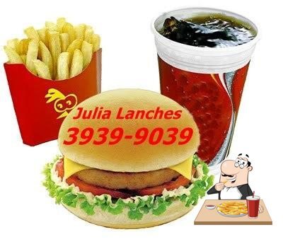 O Julia Lanches oferece fritas