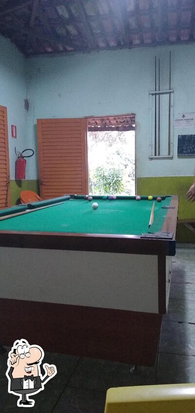 Sente em uma das mesas no Bar do Valdir