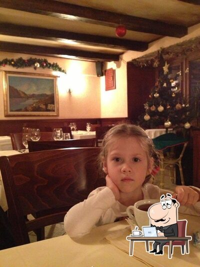 Installez-vous à l'une des tables de Restoran Stari grad