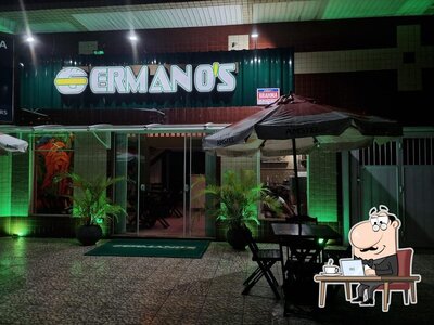 Sente em uma das mesas no Germano’s way
