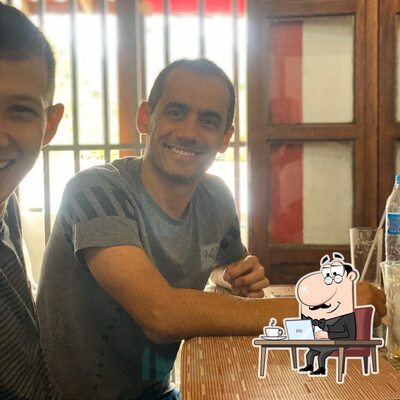 Sente em uma das mesas no Restaurante Recanto de Minas