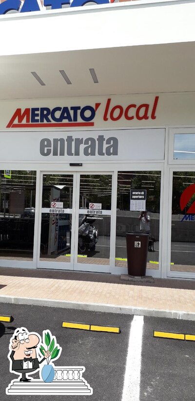 Puoi goderti l'aria fresca da seduto all'esterno di Mercatò Local