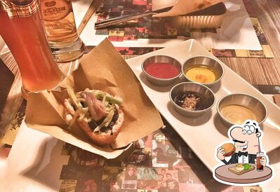 Concediti un bell'hamburger al pub & bar Godot Dinner House