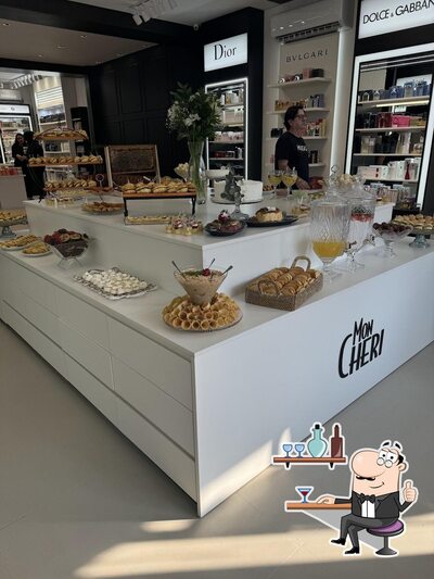 Veja imagens do interior do Prosa e Café RM