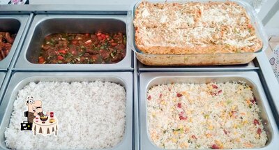 Comida em Pizzaria em família