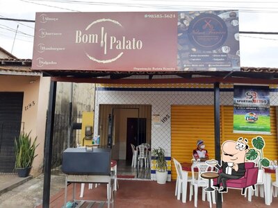 Sente em uma das mesas no Bom Palato