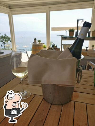Dai un'occhiata agli interni di Oliva Grill