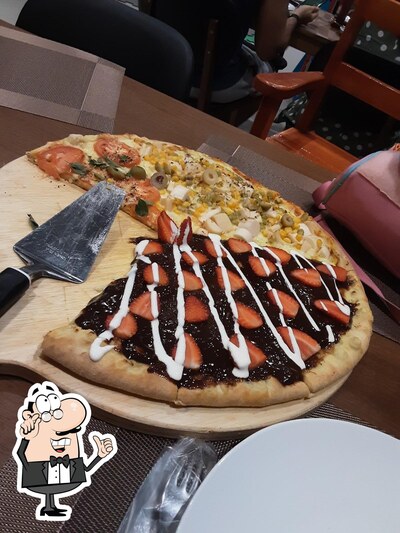Sente em uma das mesas no Galeria da Pizza Km 06