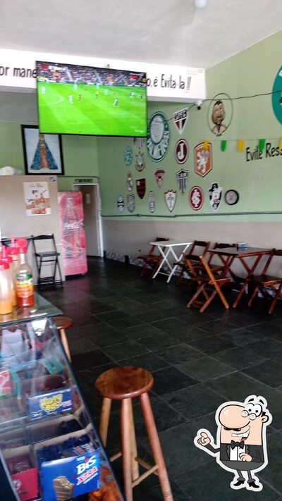 Sente em uma das mesas no Bar do Genival