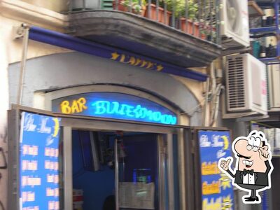 Siediti a un tavolo di Blue Moon