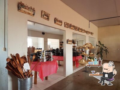 Sente em uma das mesas no Restaurante Cacho