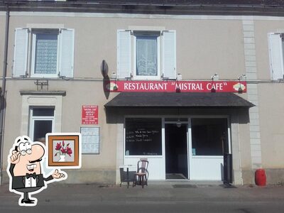Installez-vous à l'une des tables de Bar Restaurant Monsieur JO