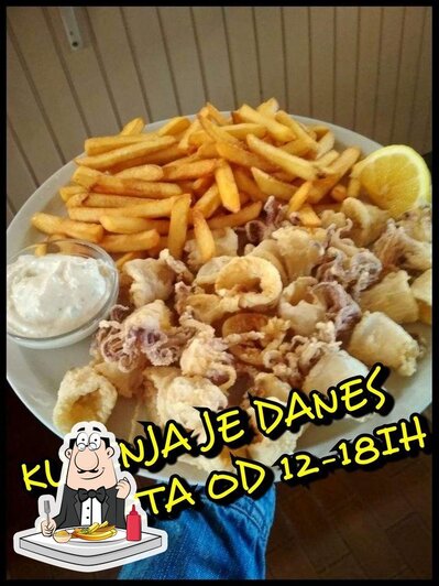 Okrepcevalnica Ribnik serve piatti di chips