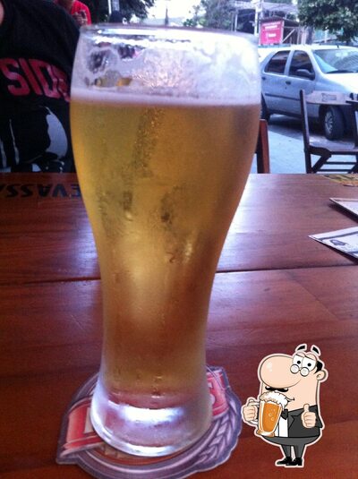 Desfute uma tulipa de cerveja leve ou escura
