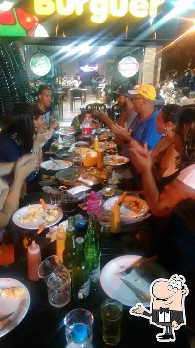 Sente em uma das mesas no Pizzaria Max Burguer - Gama
