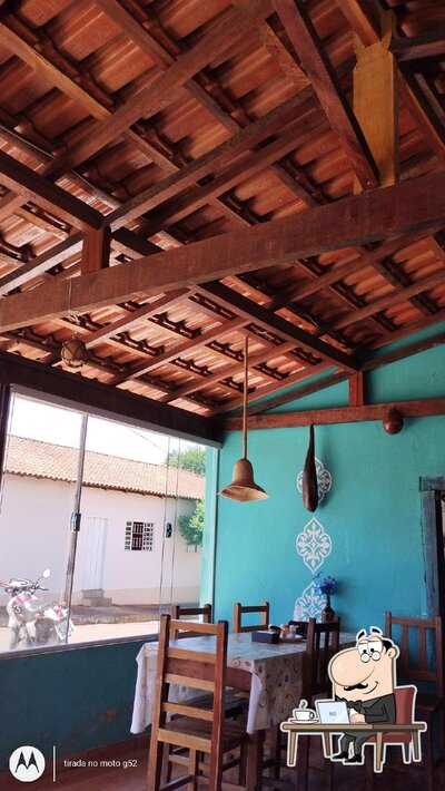 Sente em uma das mesas no Restaurante Da Delza
