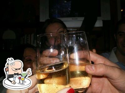 Ordina un drink o cocktail alcolico dal menu
