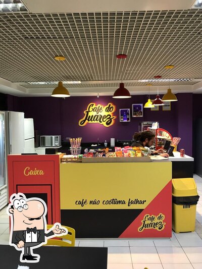 Sente em uma das mesas no Café do Juarez