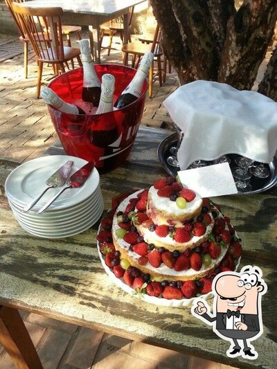 Sente em uma das mesas no Luciana Slow Food