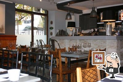 Dai un'occhiata agli interni di Café Vaudois