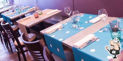 Installez-vous à l'une des tables de Lé Là