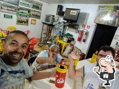 Sente em uma das mesas no Bar do Serginho