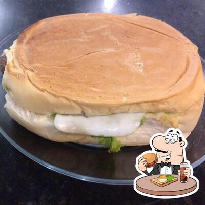 Delicie-se com um hambúrguer no Mari Lanches