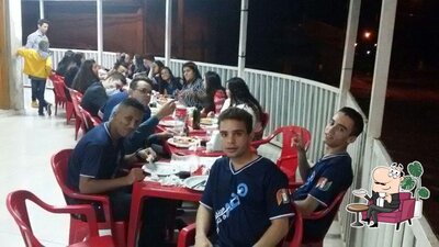 Sente em uma das mesas no Soares pizzas