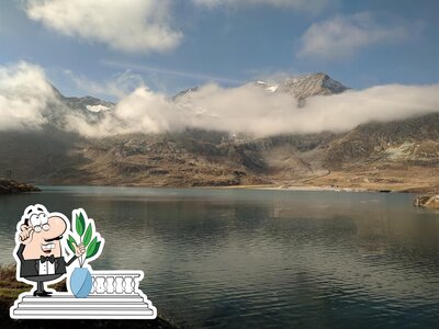 Puoi goderti l'aria fresca da seduto all'esterno di Bernina