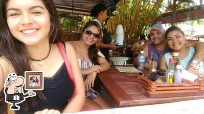 Sente em uma das mesas no Restaurante Chalé da Ilha