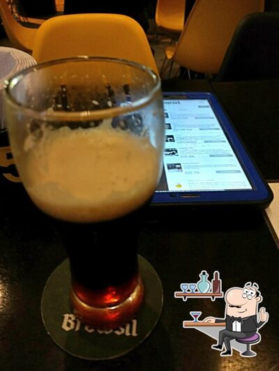 Sente em uma das mesas no Brewsil