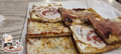 Prenditi i un pasto a base di carne al ristorante Pizzeria l'orologio