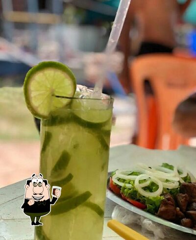 Experimente diferentes drinques servidos no Caranguejo do Junior