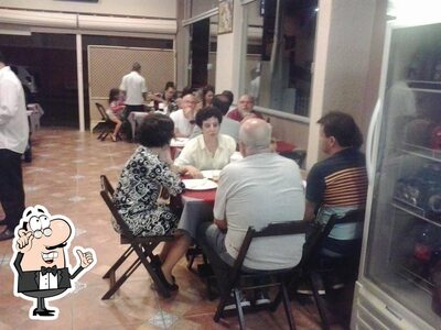 Sente em uma das mesas no Pizzaria Avenida