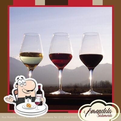 É agradável saborear uma taça de vinho no Bistrô Amêndola