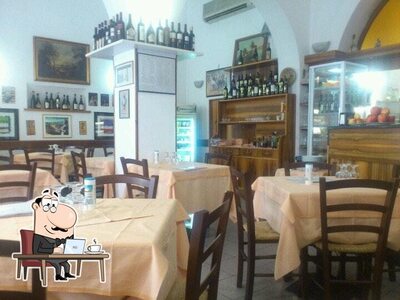 Siediti a un tavolo di BAR Trieste
