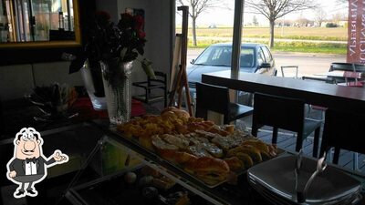 Siediti a un tavolo di Opera Cafè