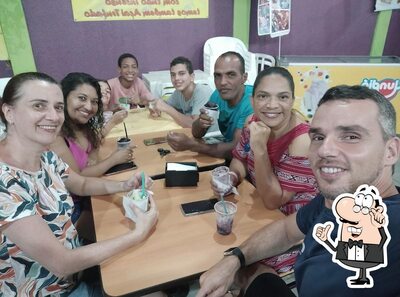Sente em uma das mesas no POINT DO AÇAÍ JURÉIA